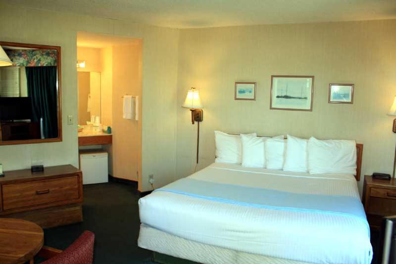 Двухместный (Номер Делюкс с кроватью размера «king-size», вид на океан) отеля Cabrillo Inn at the Beach, Санта-Барбара