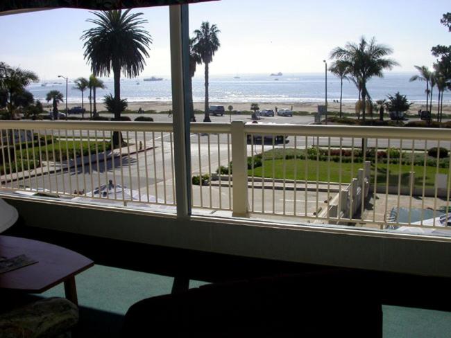 Сьюит (Suite Ocean View King/ Sofa Bed) отеля Cabrillo Inn at the Beach, Санта-Барбара