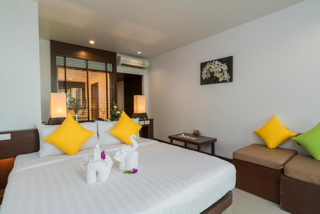 Двухместный (Номер Делюкс с балконом и видом на сад, 4 ночи по цене 3) курортного отеля The Briza Beach Resort, Khao Lak, Кхаулак