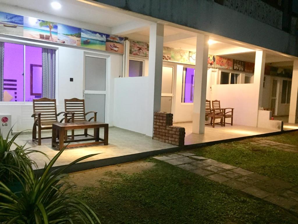 Двухместный (Standard Double or Twin Room with Rice Field View) гостевого дома Thisara Guest House, Полоннарува