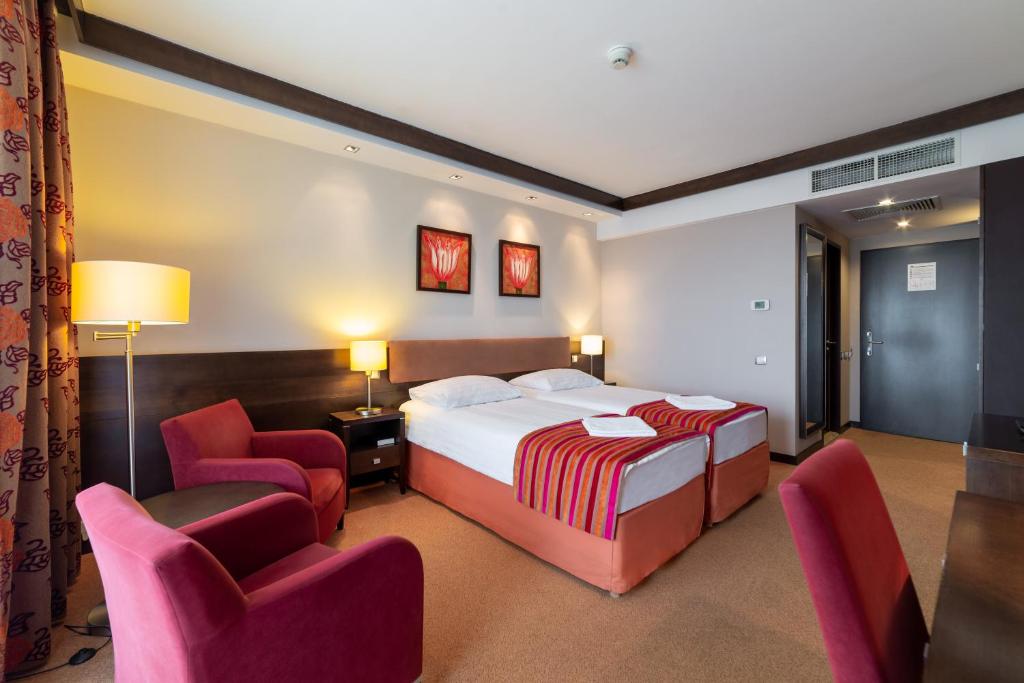 Двухместный (Классический двухместный номер с 2 отдельными кроватями и доступом в оздоровительный центр) отеля Hotel Pagony Wellness, Ньиредьхаза