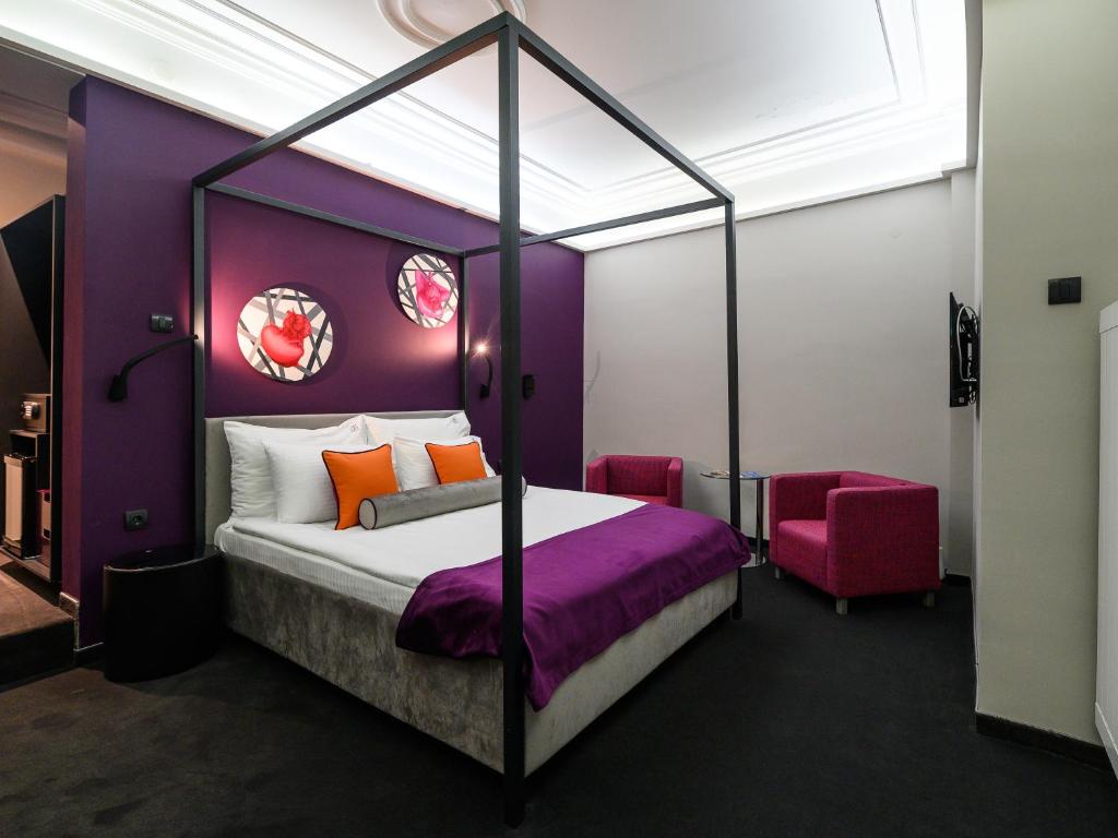 Двухместный (Двухместный номер Делюкс с 1 кроватью и дополнительной кроватью) отеля ArtLoft Garni Hotel, Ниш