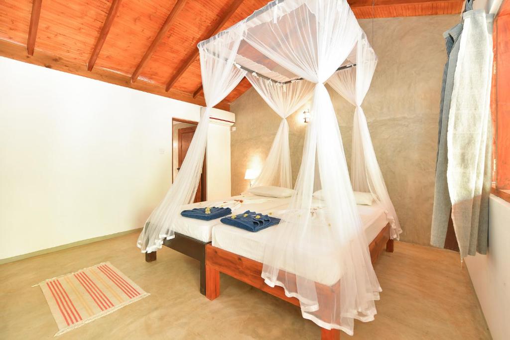 Двухместный (Двухместный номер с 1 кроватью или 2 отдельными кроватями и собственной ванной комнатой) курортного отеля De Silva Palmresort, Калпития