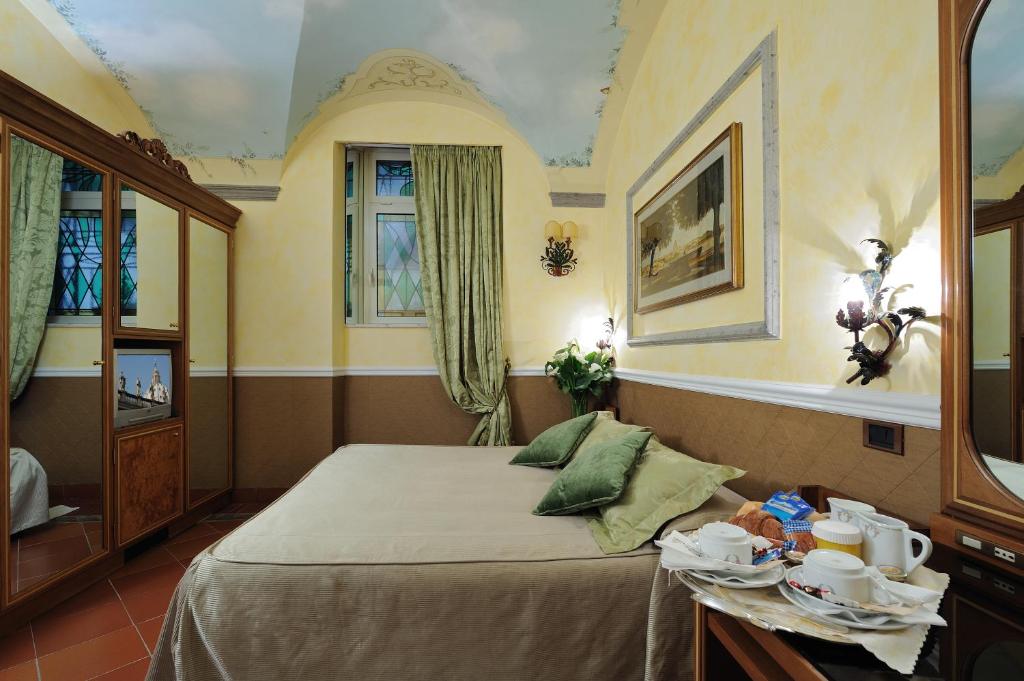 Двухместный (Двухместный номер эконом-класса с 1 кроватью или 2 отдельными кроватями - Цокольный этаж) отеля Hotel Farnese, Рим
