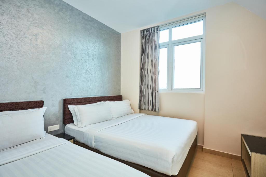 Трехместный (Улучшенный трехместный номер с 1 двуспальной кроватью и 1 односпальной кроватью) отеля Fragrance Hotel - Royal, Сингапур (город)