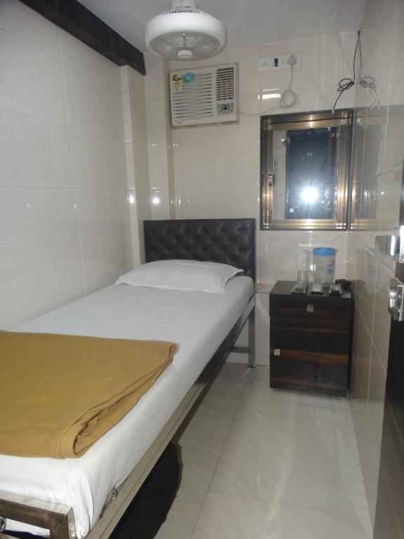Одноместный (Single AC room (Shared washroom)) отеля Hotel Qamar, Мумбай
