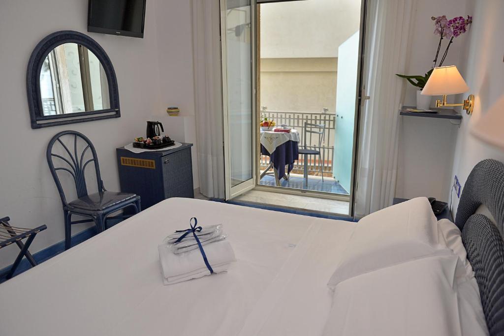 Двухместный (Двухместный номер с 1 кроватью и боковым видом на море) отеля Hotel Pensione Reale, Майори
