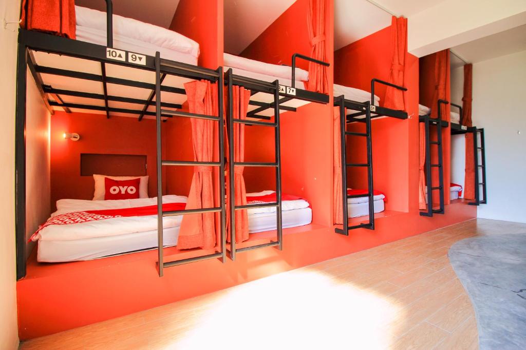 Номер (Кровать в общем номере для мужчин и женщин с 10 кроватями) хостела All Day Hostel, Бангкок