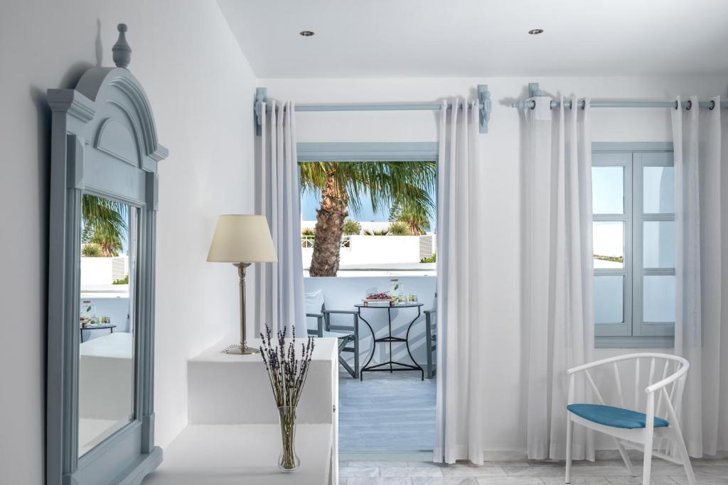 Двухместный (Улучшенный двухместный номер с 1 кроватью) отеля Santorini Kastelli Resort, Камари