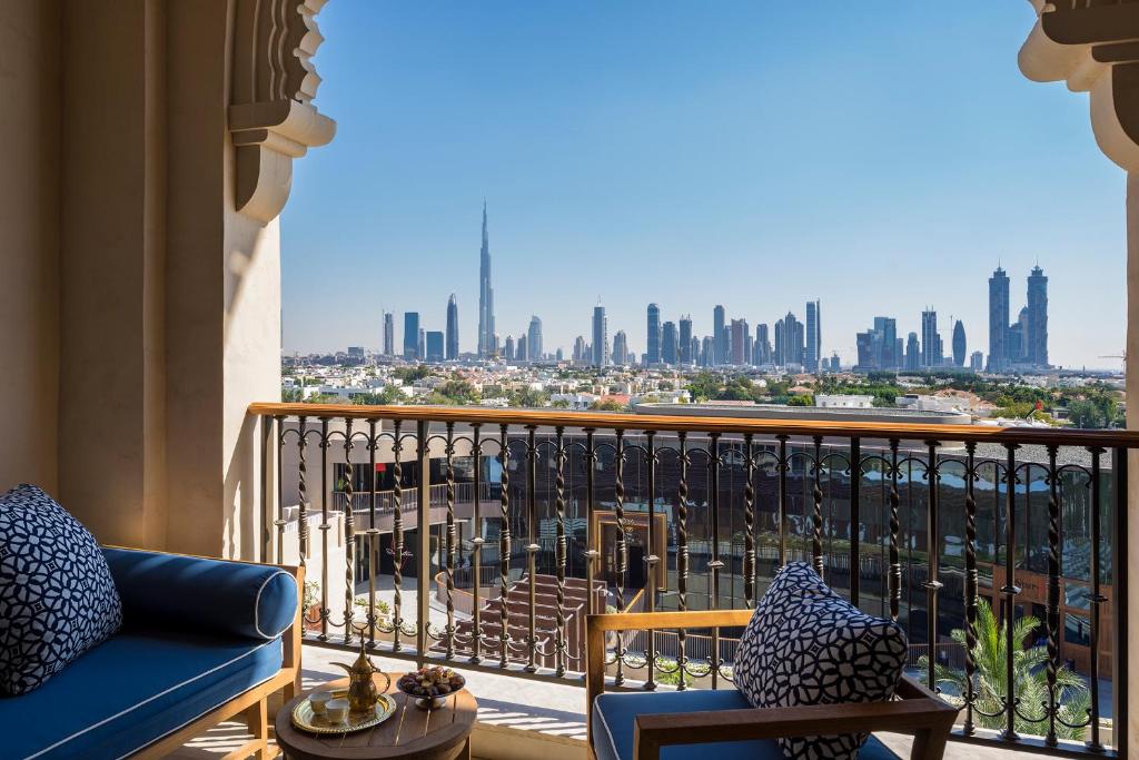 Трехместный (Номер Делюкс с 2 кроватями размера «queen-size» и видом на город) курортного отеля Four Seasons Resort Dubai at Jumeirah Beach, Дубай