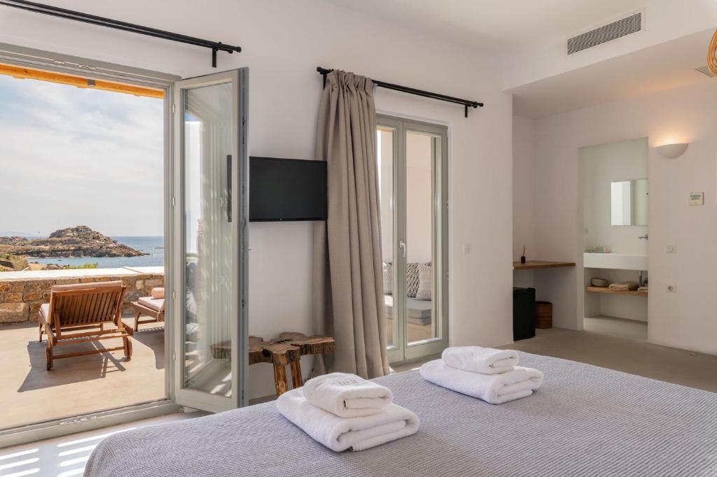 Сьюит (Люкс для новобрачных с гидромассажной ванной на открытом воздухе и видом на море) отеля Trinity Mykonos - Boutique Beachfront Hotel, Платис Ялос, Эгейские острова