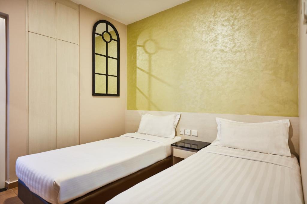 Двухместный (Стандартный двухместный номер с 2 отдельными кроватями (без окна)) отеля Fragrance Hotel - Waterfront, Сингапур (город)