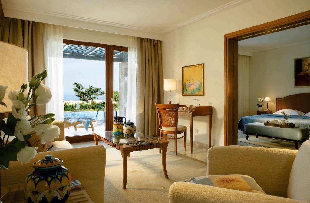 Сьюит (Люкс с собственным бассейном) курортного отеля Aegean Melathron Thalasso Spa Hotel, Калифея