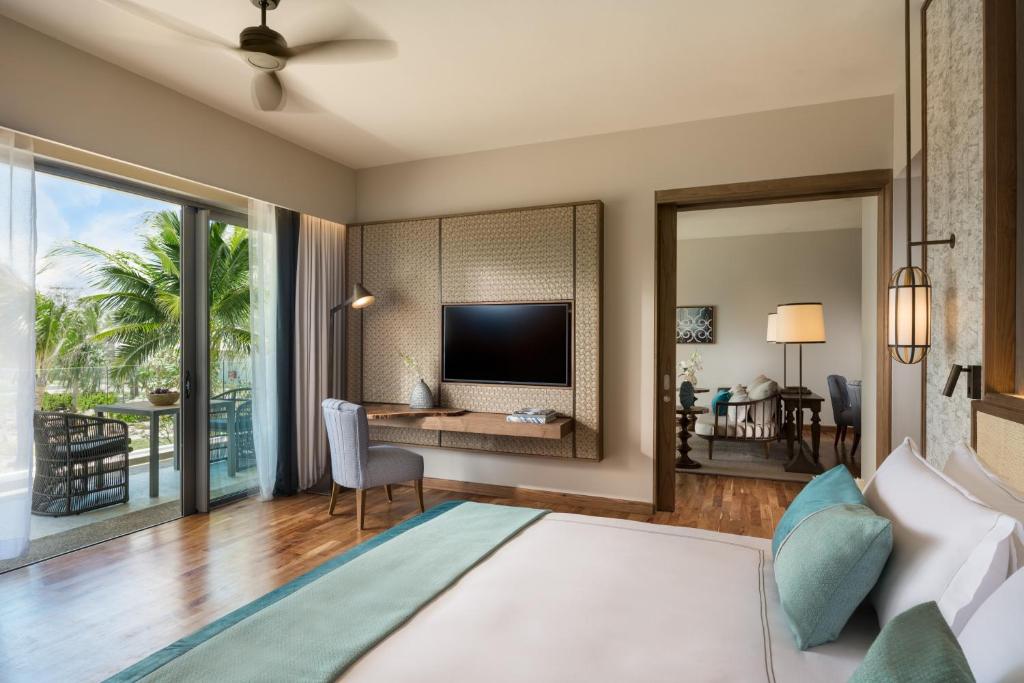 Двухместный (Люкс с видом на сад) курортного отеля Anantara Iko Mauritius Resort & Villas, Блу-Бей