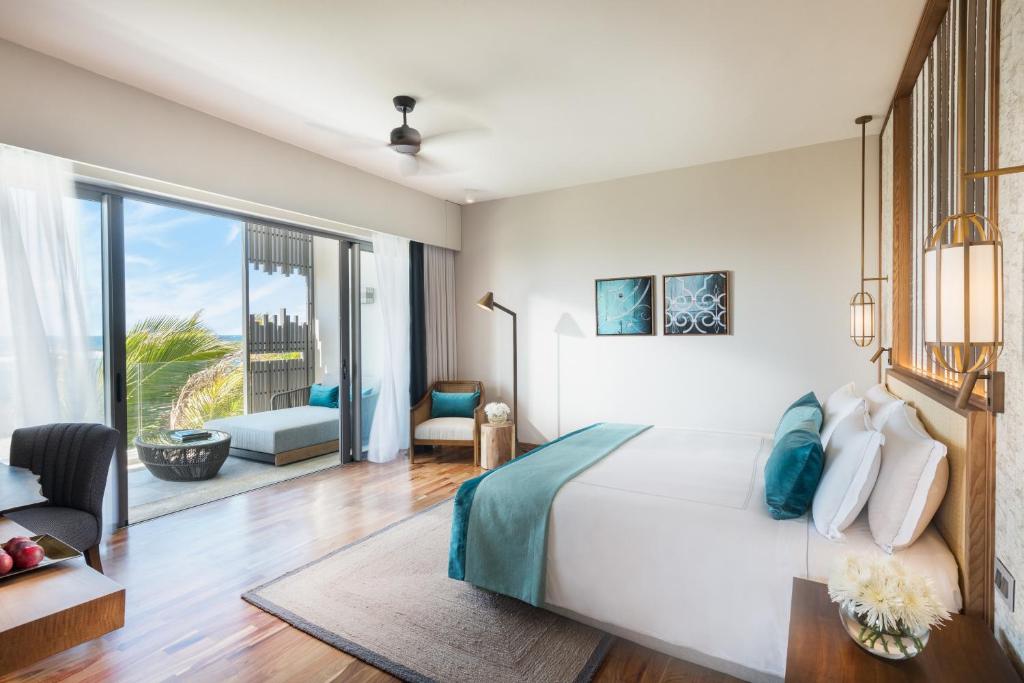 Двухместный (Люкс с видом на океан) курортного отеля Anantara Iko Mauritius Resort & Villas, Блу-Бей