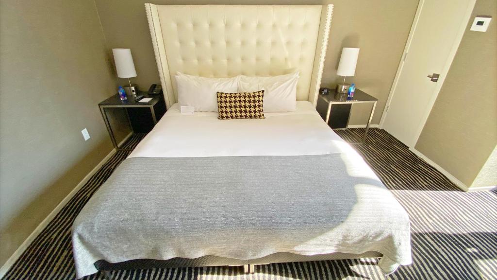 Двухместный (Улучшенный номер с кроватью размера «king-size») отеля Bentley Hotel, Нью-Йорк