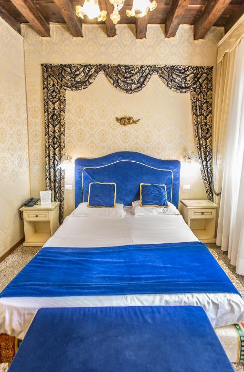 Двухместный (Улучшенный двухместный номер с 1 кроватью или 2 отдельными кроватями) отеля Residenza La Campana, Венеция