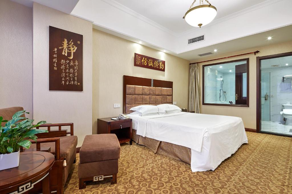 Сьюит (Улучшенный люкс) отеля Grand Regency Hotel, Циндао