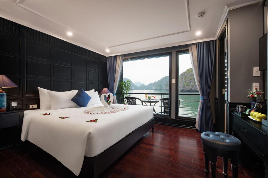 Двухместный (Junior Suite Ocean View with Private Balcony - 2 Days 1 Night) отеля Rosy Cruises, Халонг