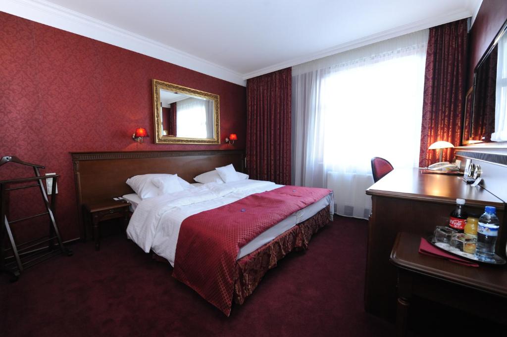Двухместный (Улучшенный двухместный номер с 1 кроватью размера «king-size») отеля Hotel Włoski Business Centrum Poznań, Познань
