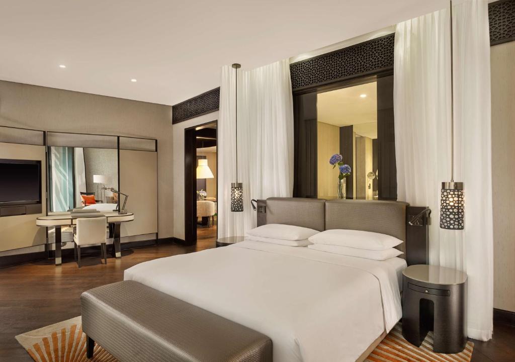 Сьюит (Люкс с кроватью размера «king-size») отеля Grand Hyatt Abu Dhabi Hotel & Residences Emirates Pearl, Абу-Даби