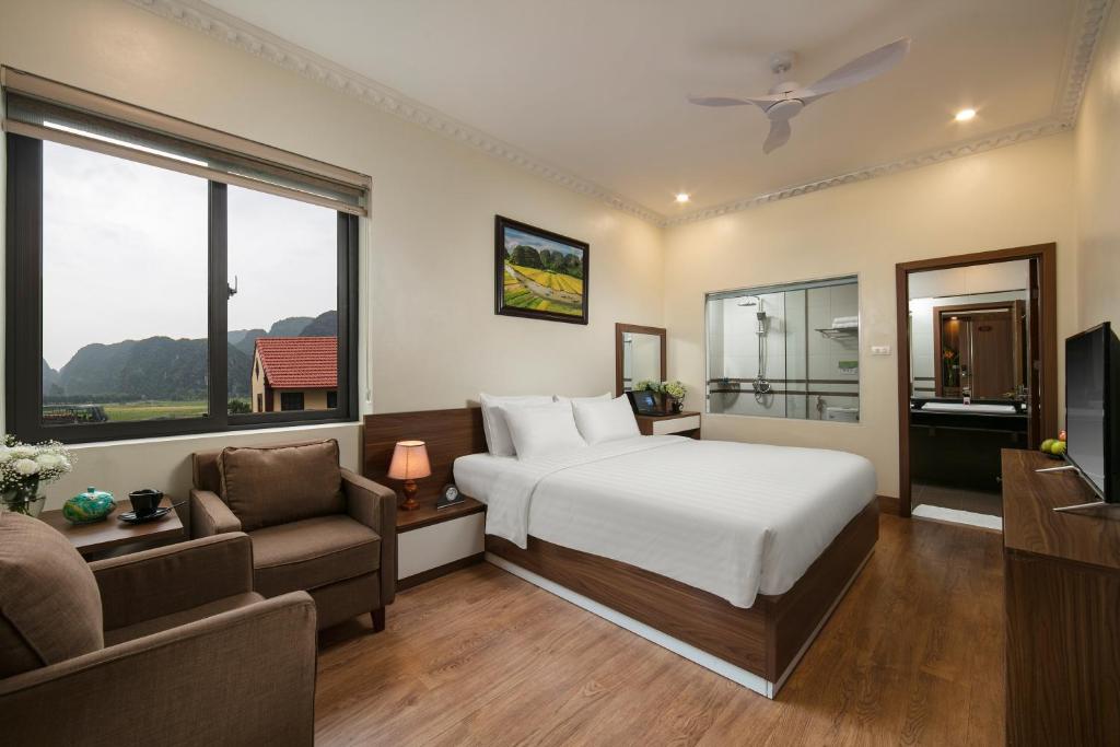 Двухместный (Двухместный номер Делюкс с 1 кроватью и видом на горы) отеля Tam Coc Holiday Hotel & Villa, Ниньбинь