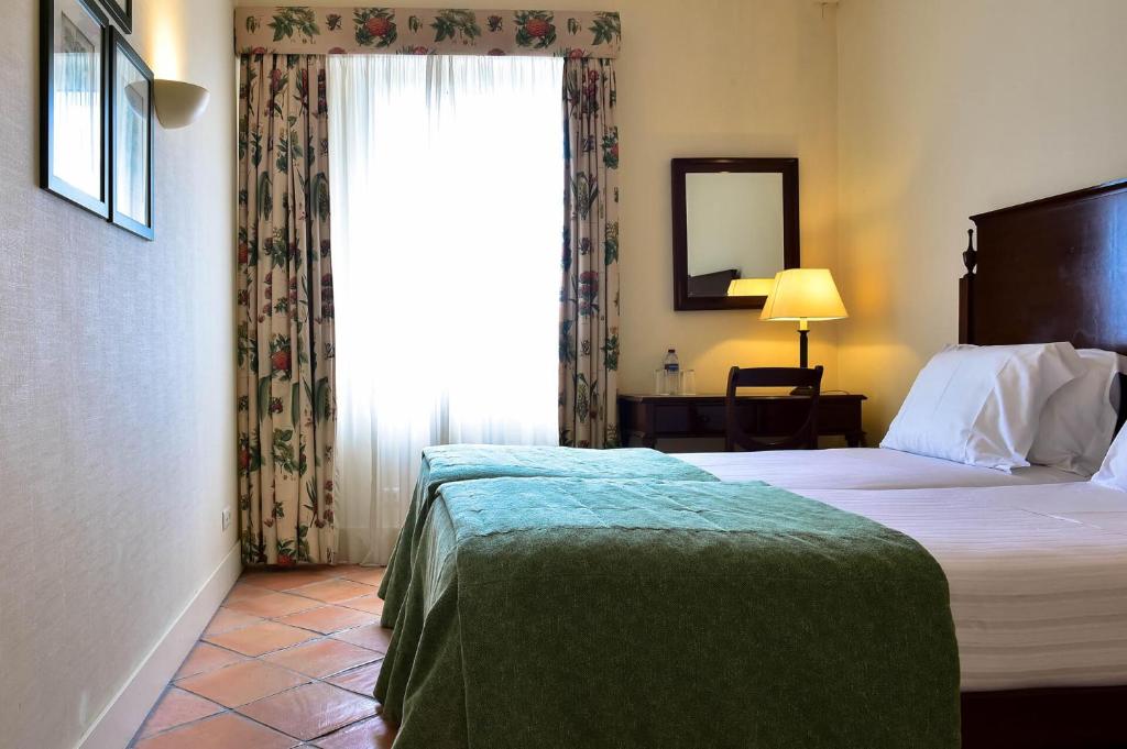 Двухместный (Классический двухместный номер с 1 кроватью или 2 отдельными кроватями) курортного отеля Villa Termal Das Caldas De Monchique Spa Resort, Моншики