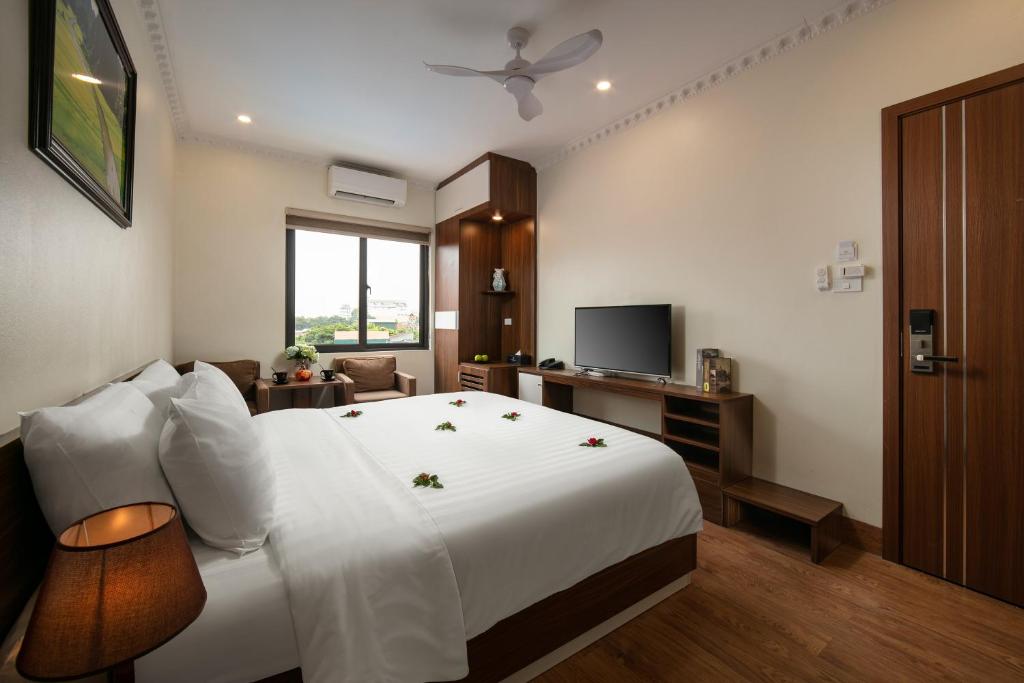 Двухместный (Двухместный номер Делюкс с 1 кроватью) отеля Tam Coc Holiday Hotel & Villa, Ниньбинь