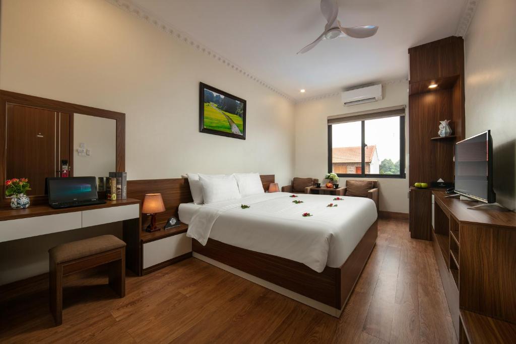 Двухместный (Двухместный номер Делюкс с 1 кроватью и балконом, вид на бассейн) отеля Tam Coc Holiday Hotel & Villa, Ниньбинь