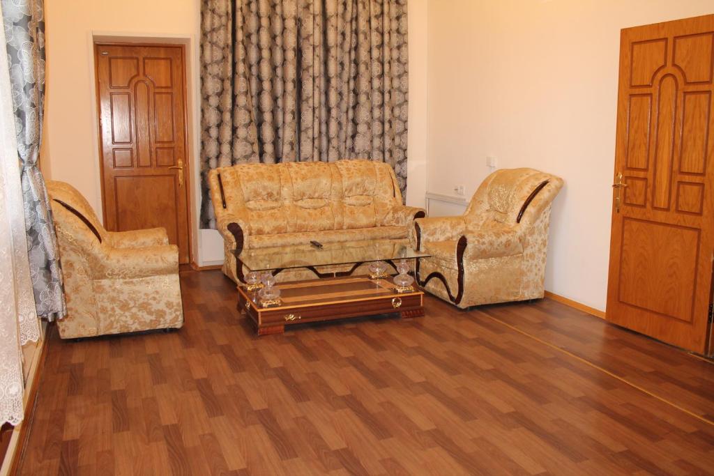 Двухместный (Стандартный двухместный номер с 2 отдельными кроватями и общей ванной комнатой) отеля Бадамдар, Баку