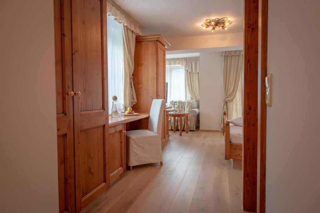 Двухместный (Улучшенный двухместный номер с 1 кроватью и видом на горы) отеля Romantik Hotel Alpenblick Ferienschlössl, Целль-ам-Циллер