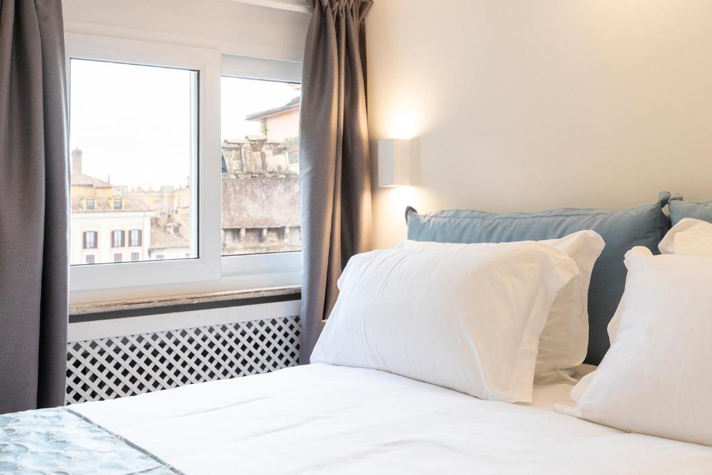 Двухместный (Улучшенный двухместный номер с 1 кроватью или 2 отдельными кроватями ― мансарда) отеля Pantheonview - Luxury Suites, Рим