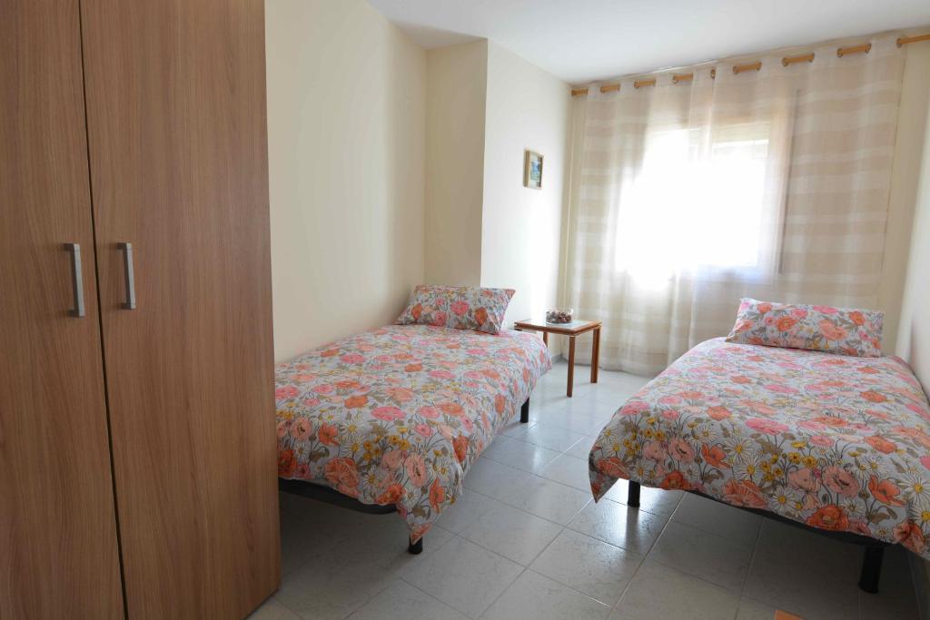 Семейный (Cемейный номер с собственной ванной комнатой) отеля Reus Bed & Breakfast 2 habitaciones con baño privado y cocina compartida, Таррагона