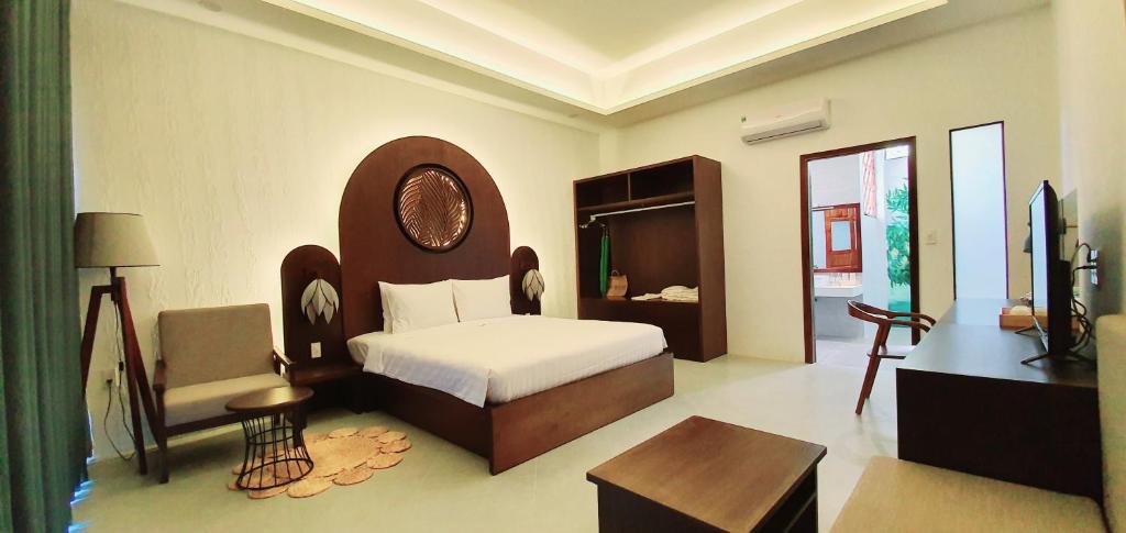 Двухместный (Номер с кроватью размера «king-size» и видом на бассейн) курортного отеля Kingo Retreat Resort, Дуонг-Донг