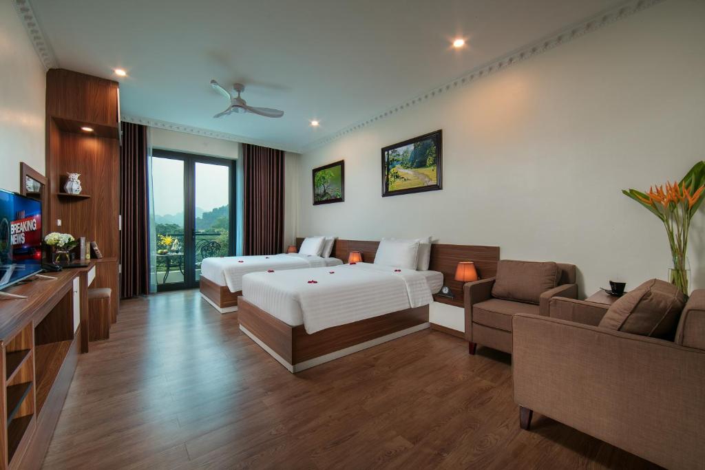 Двухместный (Двухместный номер Делюкс с 2 отдельными кроватями и видом на горы) отеля Tam Coc Holiday Hotel & Villa, Ниньбинь