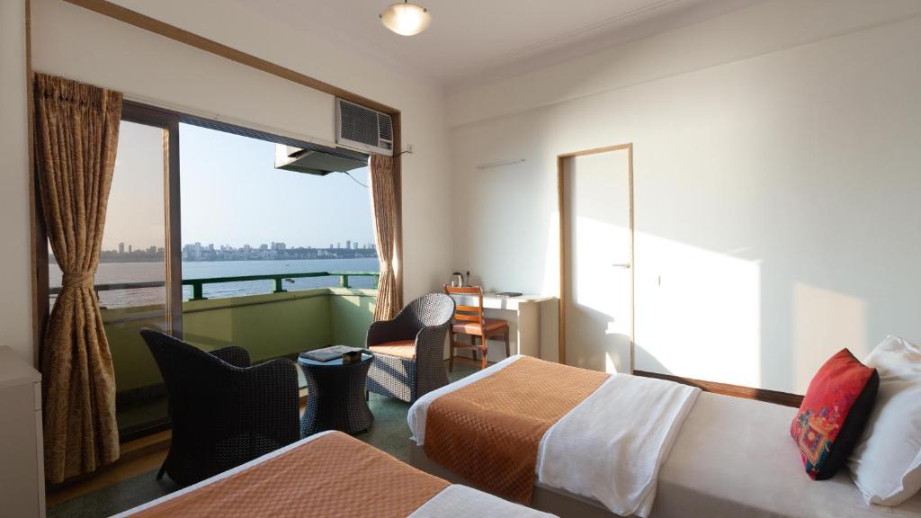 Двухместный (Улучшенный двухместный номер с 1 кроватью или 2 отдельными кроватями и видом на море) отеля Sea Green Hotel, Мумбай