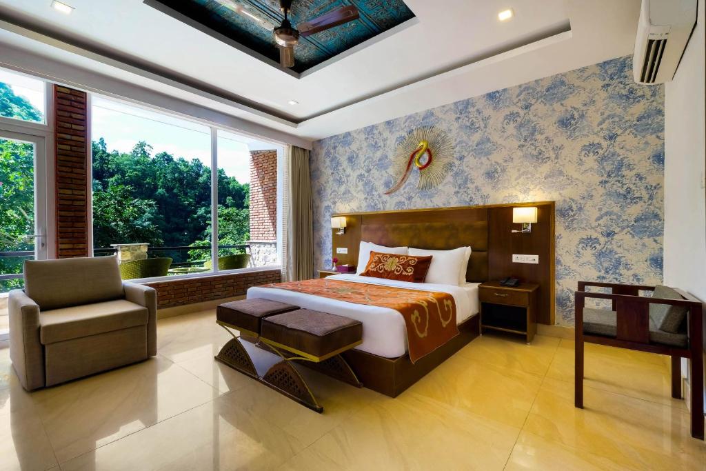 Двухместный (Номер с кроватью размера «king-size» и балконом) отеля Summit By The Ganges Beach Resort & Spa, Ришикеш