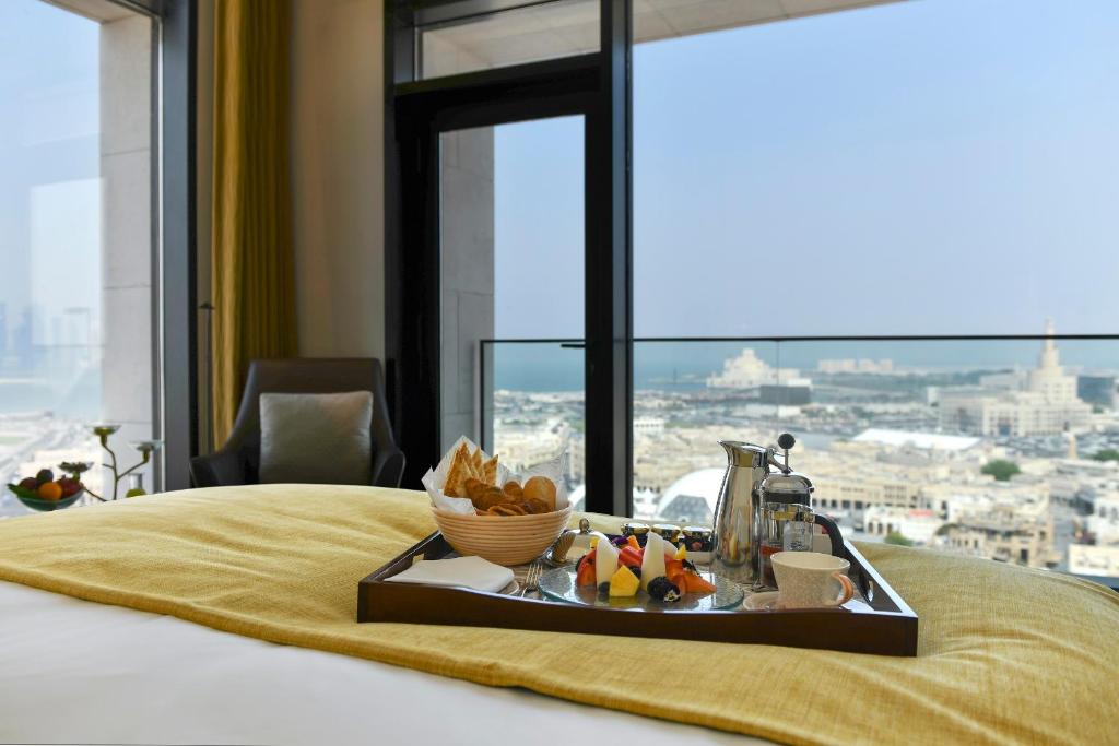 Двухместный (Номер Делюкс с кроватью размера «king-size» и балконом) отеля Alwadi Hotel Doha - MGallery, Доха
