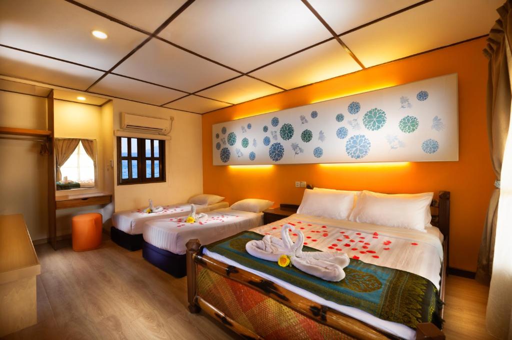 Двухместный (Стандартный двухместный номер с 1 кроватью или 2 отдельными кроватями, вид на море) курортного отеля Paya Beach Spa & Dive Resort, Тиоман