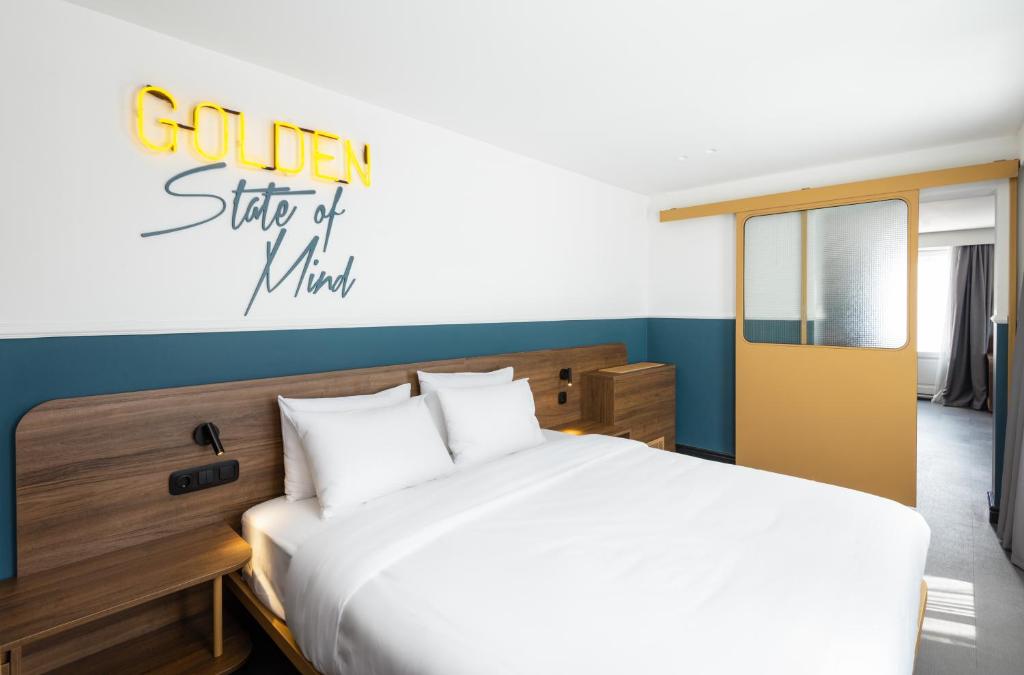 Сьюит (Люкс с кроватью размера «king-size», террасой и гидромассажной ванной) отеля Colors Urban Hotel, Салоники
