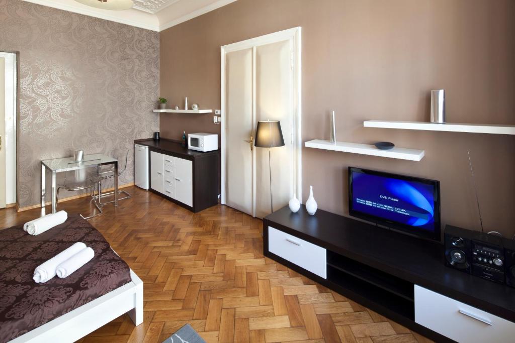 Двухместный (Двухместный номер с 1 кроватью и собственной ванной комнатой вне номера) апартамента Dusni, Прага