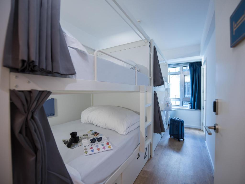 Номер (Большая двуспальная кровать в общем четырехместном номере для женщин) хостела Bluesock Hostels Lisboa, Лиссабон