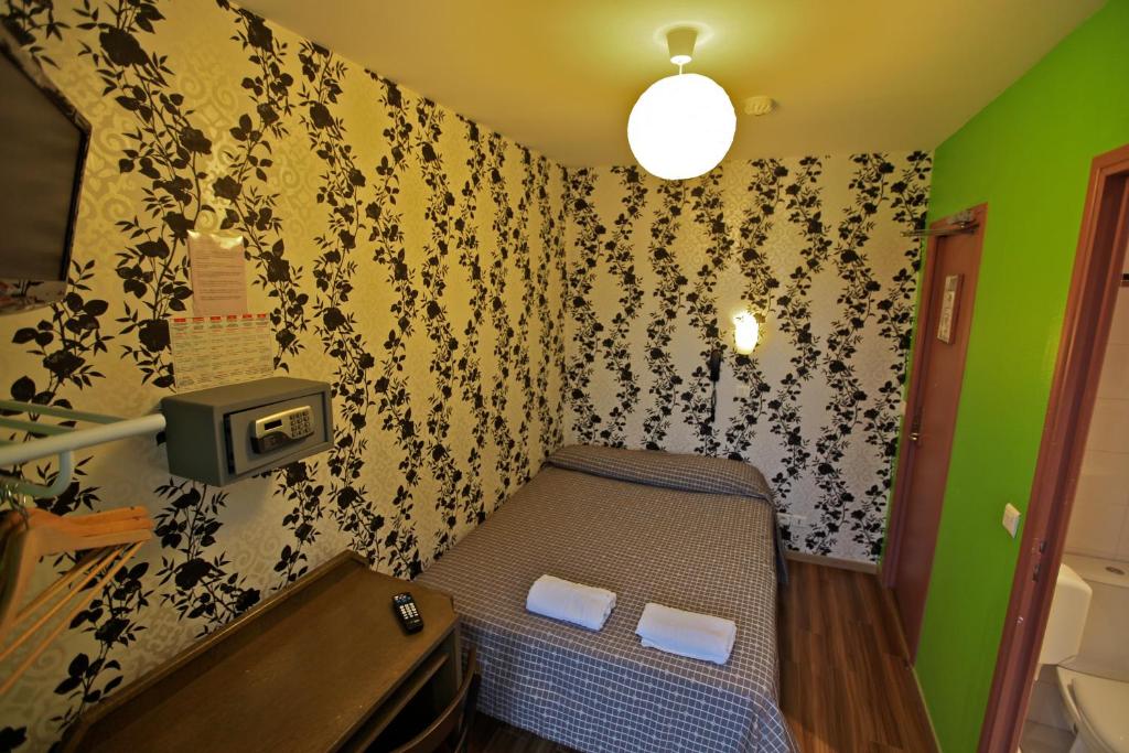 Двухместный (Двухместный номер с 1 кроватью и собственной ванной комнатой) хостела Caulaincourt Square Hostel, Париж