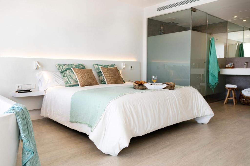 Сьюит (Люкс с видом на море (для 2 взрослых и 2 детей)) отеля Els Pins Resort & Spa, Байя-де-Сант-Антони
