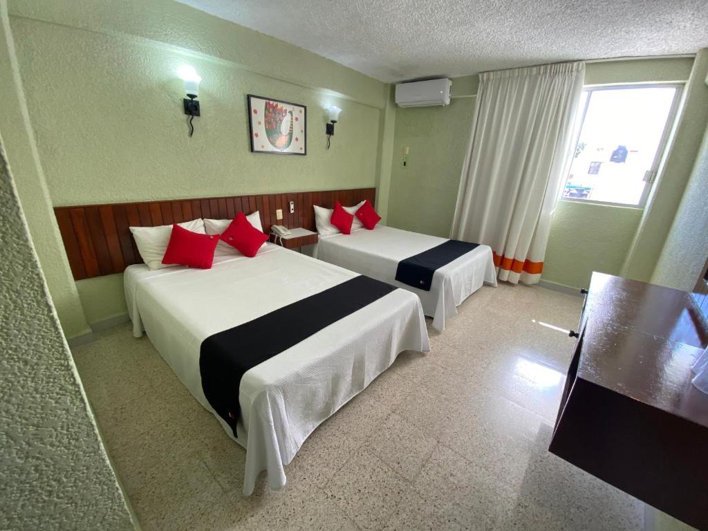Двухместный (Улучшенный двухместный номер с 2 двуспальными кроватями) отеля Hotel El Batab, Канкун