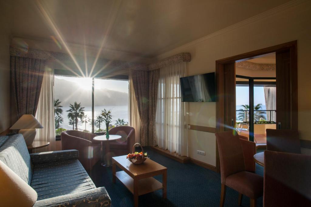 Сьюит (Люкс, вид на море) отеля Monte Mar Palace Hotel, Понта-ду-Сол