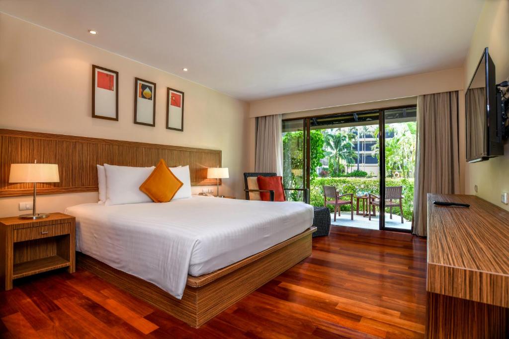 Двухместный (Люкс с кроватью размера «king-size» - У бассейна) отеля Novotel Phuket Surin Beach Resort, Пхукет
