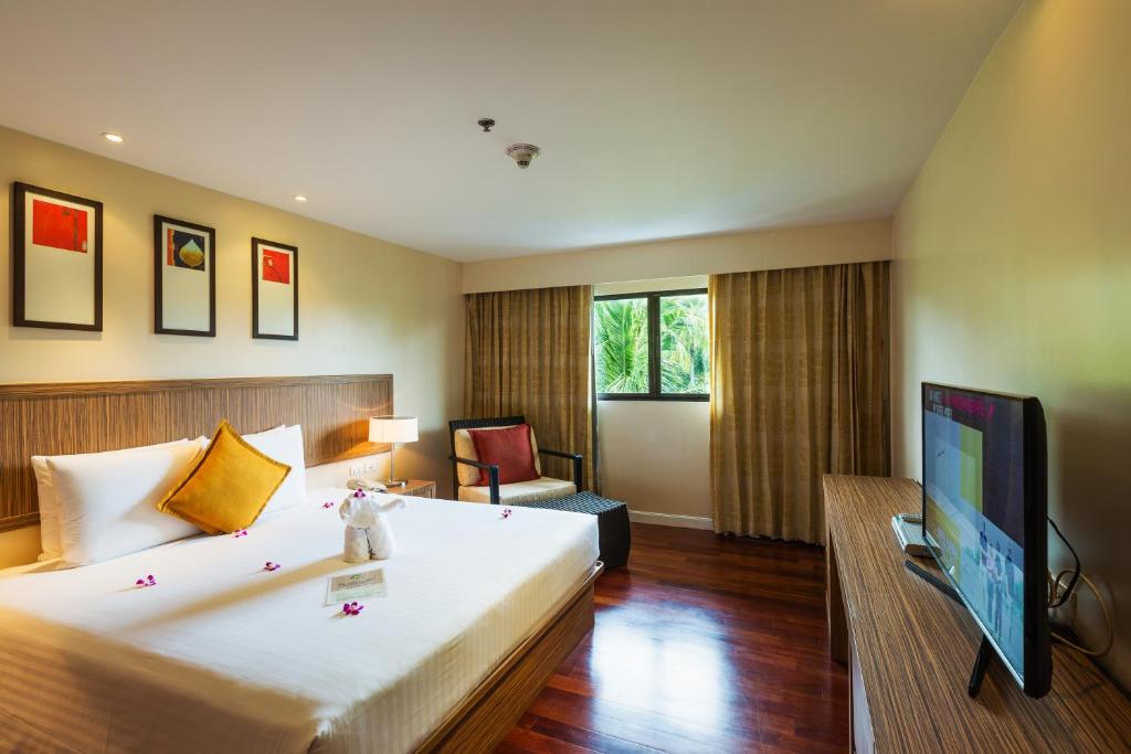 Сьюит (Люкс с кроватью размера «king-size») отеля Novotel Phuket Surin Beach Resort, Пхукет