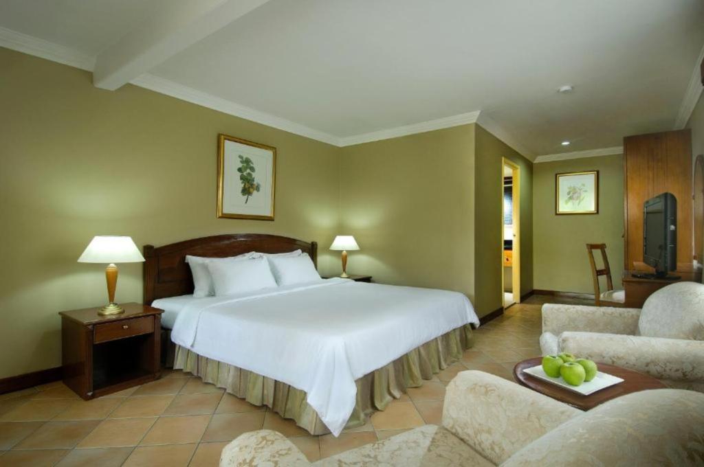 Двухместный (Двухместный номер Делюкс с 1 кроватью или 2 отдельными кроватями) курортного отеля Berjaya Beau Vallon Bay Resort & Casino, Бо-Валлон