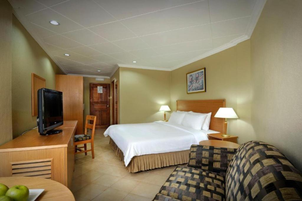 Двухместный (Стандартный двухместный номер с 1 кроватью или 2 отдельными кроватями) курортного отеля Berjaya Beau Vallon Bay Resort & Casino, Бо-Валлон